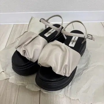 에멜리파인즈 개더 샌들 화이트