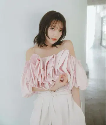 완판템 andequal volume off shoulder blouse