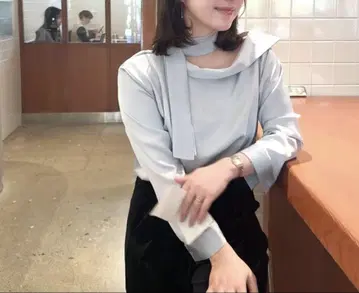 보타이 스카프 오프숄더 블라우스 TRENDLE 블루