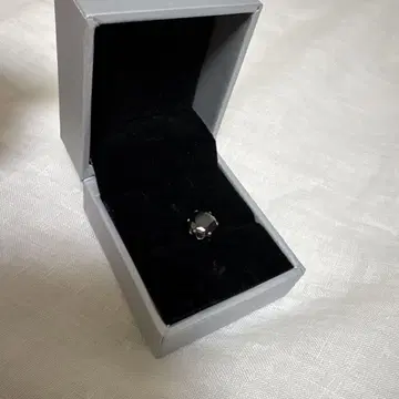 블랙 스터드 귀걸이