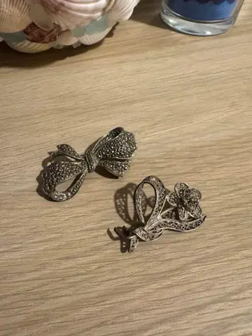 벼룩시장에서 구매한 물건 브로치 2개, 리본, 플라워, 실버