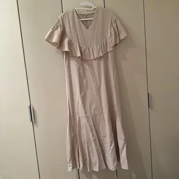 에메르 리파인즈 반팔 베이지 원피스