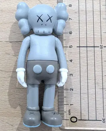 KAWS 피규어