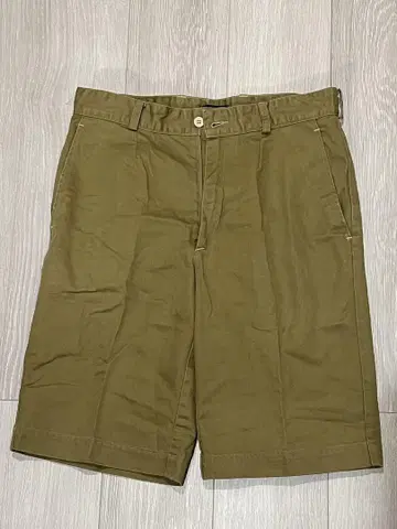 아페쎄 카키 숏 팬츠