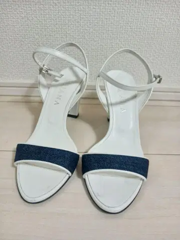 DIANA 화이트 네이비 스트랩 샌들 미들 힐
