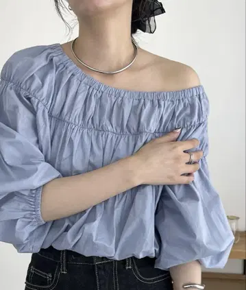아지메 개더 오프숄더 블라우스 블루