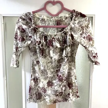 새상품급 L'est Rose 프릴 꽃무늬 소매 상의 시스루
