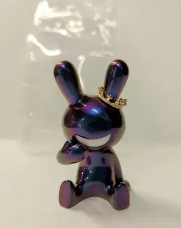 블랙 토끼 BLACK RABBiT 앉은 자세 마조라 컬러 파랑/흰색 이빨