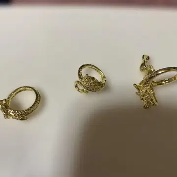 용 모티브 골드 컬러 반지 세트