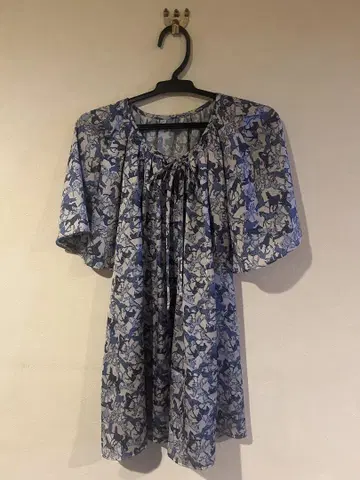 아나이 호스 프린트 플레어 슬리브 블라우스 스카이블루 파랑 38