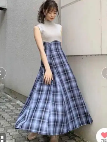슬리브리스 그레이와 파랑 체크 무늬 원피스
