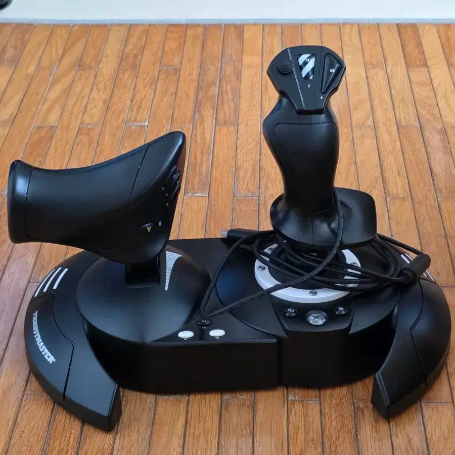 Thrustmaster 조이스틱