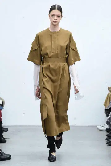 HYKE 18SS 밀리터리 하프 슬리브 원피스 블랙