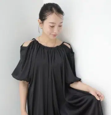 오프숄더 맥시 드레스 블랙