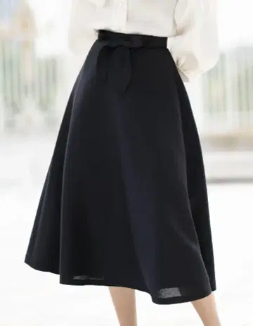 엠즈 그레이시 24AW 미광택 플레어 스커트 M 블랙 미들 기장