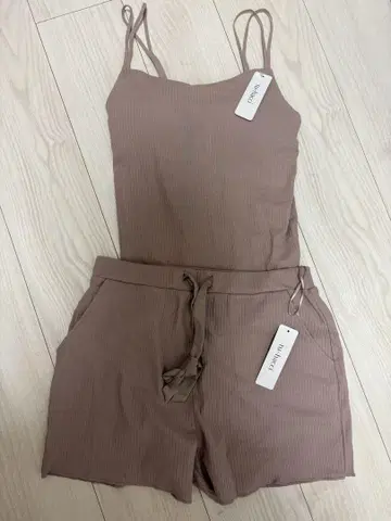 투 해치 스모크 핑크 리브 얕은 V자 탱크탑과 숏 팬츠 세트