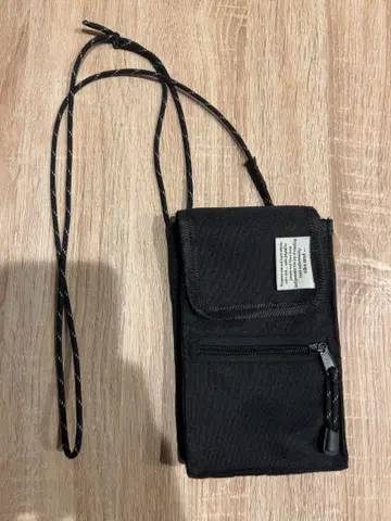 블랙 스마트폰 숄더백