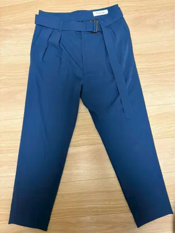CULLNI STUDIOUS 별주 BELTED SLACKS 테이퍼드 팬츠