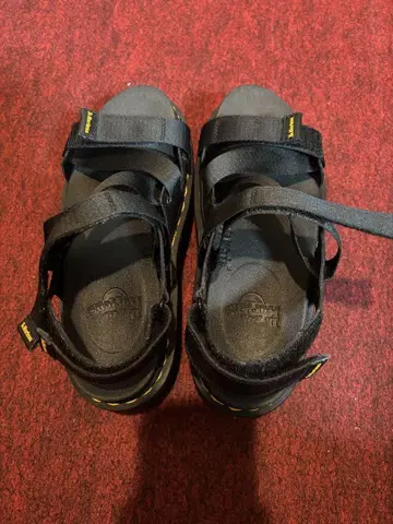 Dr. Martens 블랙 샌들