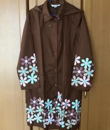 브라운 꽃무늬 후드 부착 레인코트