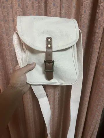 화이트 캔버스 캠퍼스 숄더백