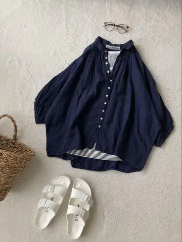 Brocante 브로캔트 개더가 풍성한 부드러운 린넨 블라우스 네이비