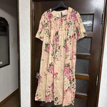 꽃무늬 턱이 있는 원피스