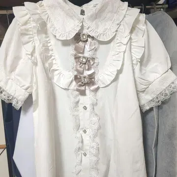 NOEMIE 노에미 지뢰계 양산형 반짝리본 요크 프릴 블라우스
