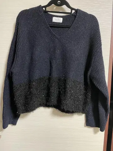 ROSIEE 네이비 V넥 스웨터