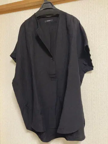 저널 레이온 린넨 노카라 블라우스 블랙