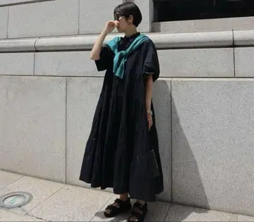 블랙 티어드 반팔 롱 드레스