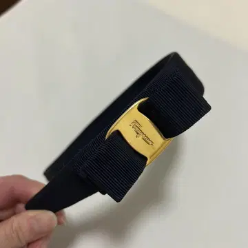 네이비 리본 포함 헤어밴드 페라가모
