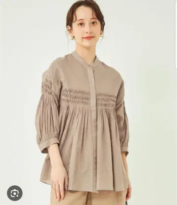 1회만 착용한 새상품급 베이지 셔링 디자인 반소매 셔츠