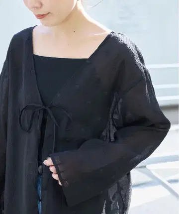 B.C STOCK 손세탁 가능 / 도트 자수 리본 블라우스
