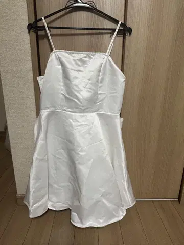 화이트 슬리브리스 원피스