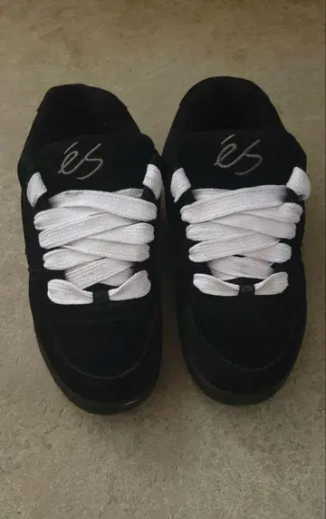 Es skateboarding accel og black
