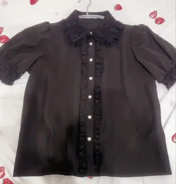 노에미 프릴 장식 블랙 반팔 셔츠