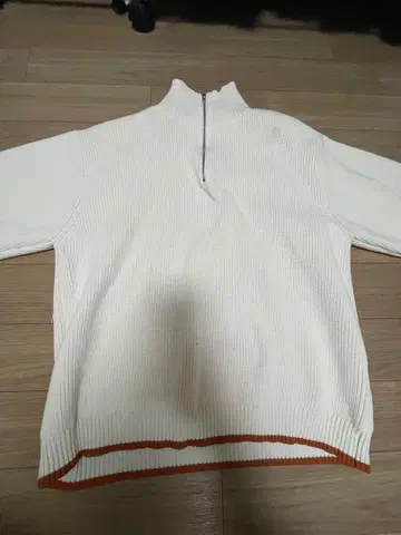 화이트 하이넥 스웨터 오렌지 밑단