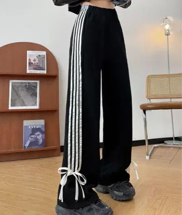 사이드 스트라이프 리본 포함 블랙 팬츠