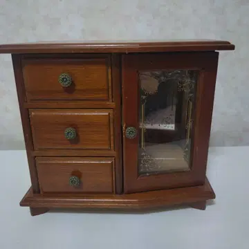 레트로 오르골이 달린 앤티크 선반 인형의 집