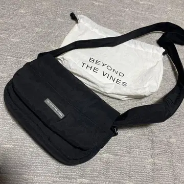 BEYOND THE VINES 숄더백