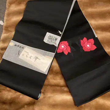 블랙 베이스에 빨간색 꽃 자수 기모노 오비