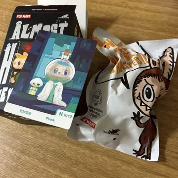 POP MART Almost Hidden Flask 피규어