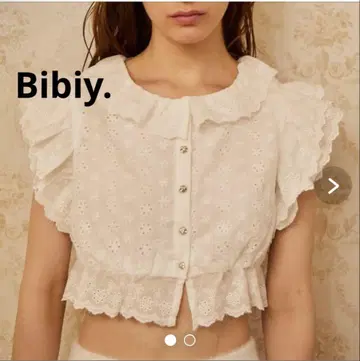 새상품급 Bibiy. 비비 프릴 탑 크롭 기장 숏 기장 화이트