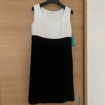 화이트/블랙 슬리브리스 무릎 기장 원피스
