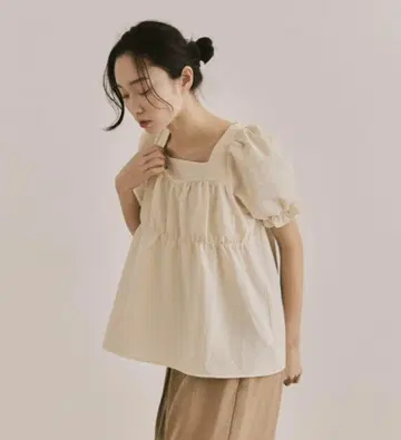 moi tytto 뷔스티에 절개 퍼프 블라우스