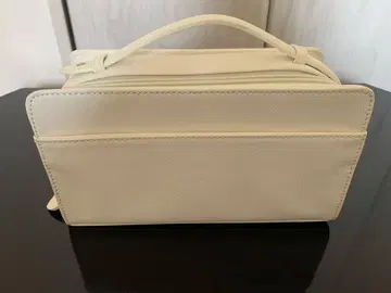 화이트 합성 피혁 클러치백