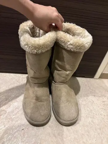 베이지 퍼가 달린 무스탕 부츠 미들