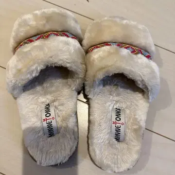 MINNETONKA 퍼가 달린 화이트 샌들
