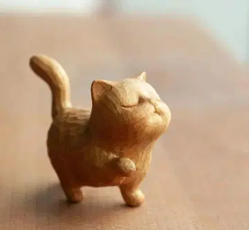 나무로 조각한 고양이